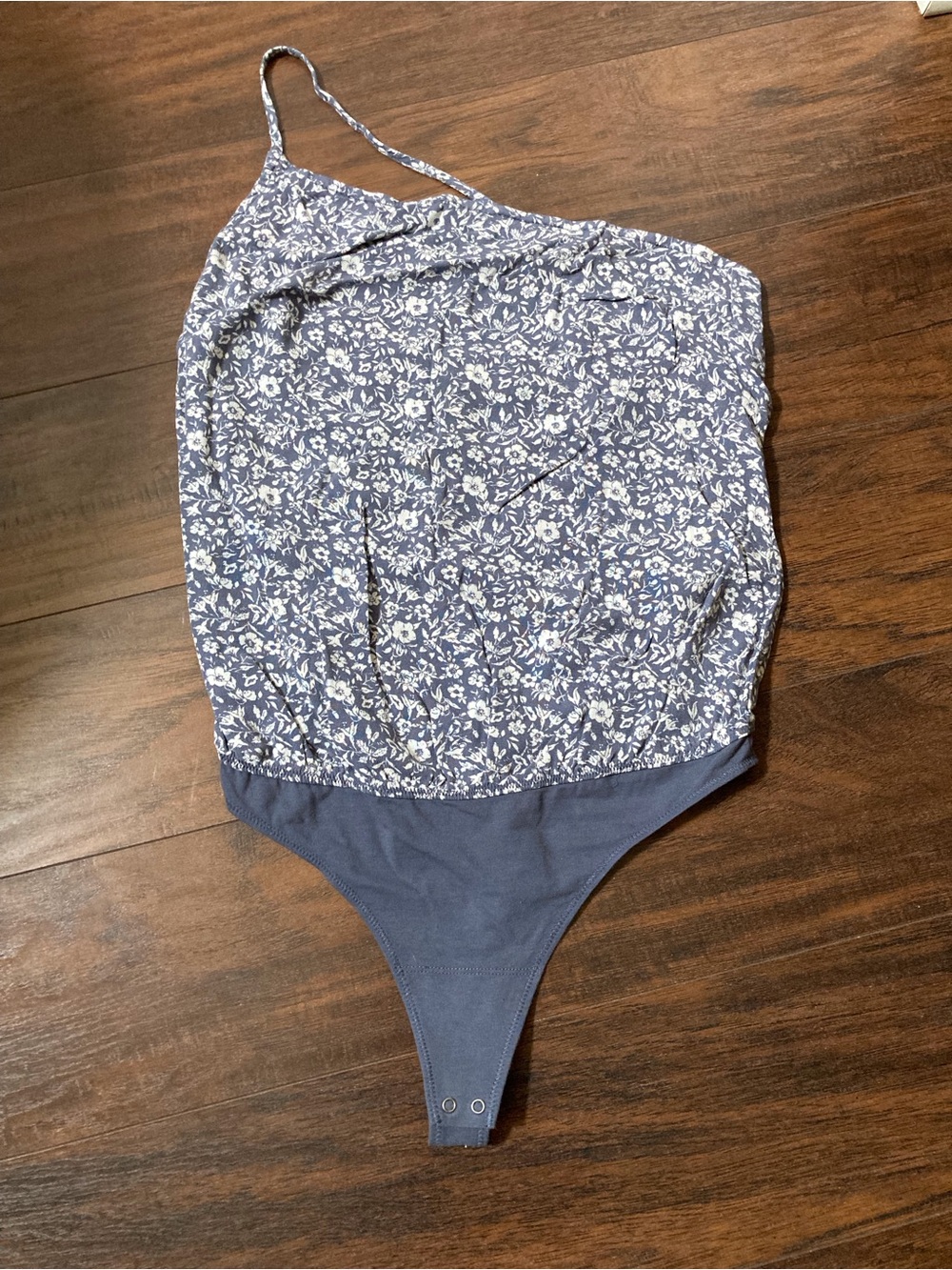 Abercrombie & Fitch Pretty Blue Floral One-Shoulder Bodysuit